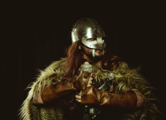 Itens históricos icónicos feitos de couro: armaduras, pergaminhos, selas