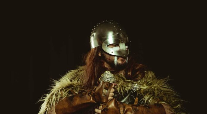 Itens históricos icónicos feitos de couro: armaduras, pergaminhos, selas