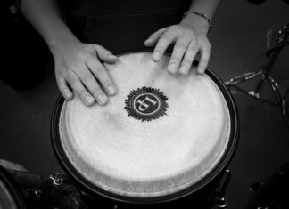 O couro nos instrumentos musicais: explorando o seu papel em tambores, gaitas de foles e muito mais